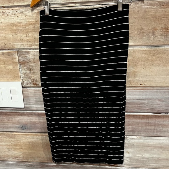 Old Navy Black with White Stripes Knit Pencil Skirt Size Small - Picture 5 of 5